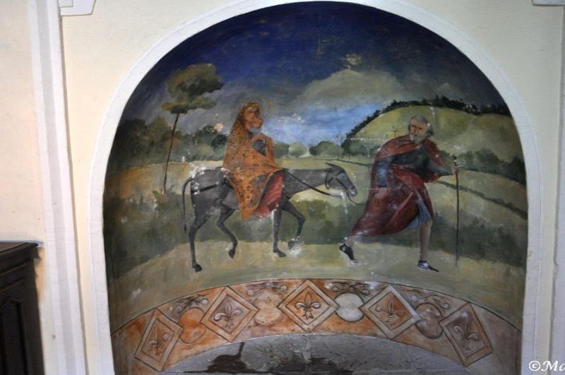 Фреска в арочном нише Castello Di Amorosa: Мария на осле, Иосиф с посохом